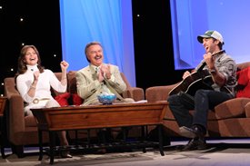 Luke Bryan plays for Lorianne and Charlie.
Copyright Jim Owens Entertainment 2008. Photo by Karen Will Rogers.