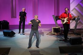 Aaron Tippin performs on the Crook and Chase show on RFD-TV. Copyright Jim Owens Entertainment. Photo by Karen Will Rogers.