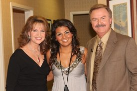 Crystal Shawanda with Lorianne and Charlie backstage of the Crook and Chase show on RFD-TV.
Copyright Jim Owens Entertainment.
Photo by Karen Will Rogers.