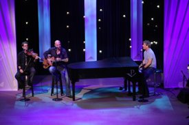 Phil Vassar performs on the Crook and Chase show on RFD-TV.
Copyright Jim Owens Entertainment.
Photo by Karen Will Rogers.