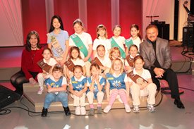 Lorianne and Charlie with Daisy, Brownie and Junior Girl Scouts from troop 1851.
@Jim Owens Entertainment, Inc.
Photo by: Karen Will Rogers