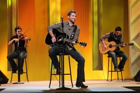 Josh Turner performs on the Crook and Chase show on RFD-TV.
Copyright Jim Owens Entertainment.
Photo by Karen Will Rogers.
