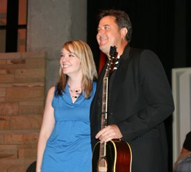 A lucky fan gets a picture with Vince Gill