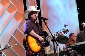 Mark Chesnutt performs on the Crook and Chase show on RFD-TV.
Copyright Jim Owens Entertainment.
Photo by Karen Will Rogers.
