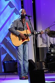 Darius Rucker performs on the Crook and Chase show on RFD-TV.
Copyright Jim Owens Entertainment.
Photo by Karen Will Rogers.