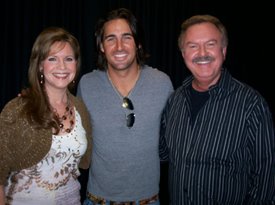 Jake Owen stopped by to chat with Lorianne and Charlie about his new song "Tell Me". 